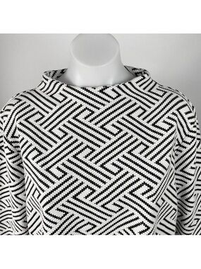 W5 Women’s Black & White Geometric Large Knit Sweater